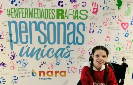 Carolina devant le mur « #EnfermedadesRaras, personas únicas » signé par les supporters du C.D. Leganés.