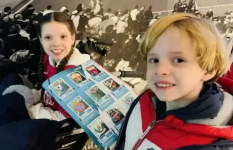 Carolina et son frère Juan Manuel au stade du C.D. Leganés avec l’album de vignettes signé par les joueurs.
