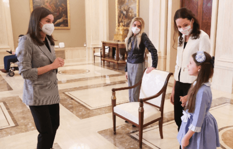 S.M. la Reine Letizia s’entretient avec Carolina lors de l’audience au Palais de la Zarzuela.