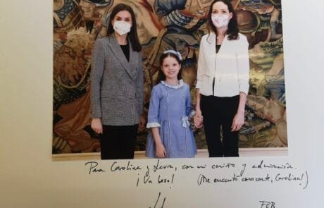 Photographie dédicacée par S.M. la Reine Letizia à Carolina et à sa mère Laura, signée en février 2021.