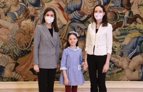 S.M. la Reine Letizia reçoit Carolina et sa mère Laura au Palais de la Zarzuela.