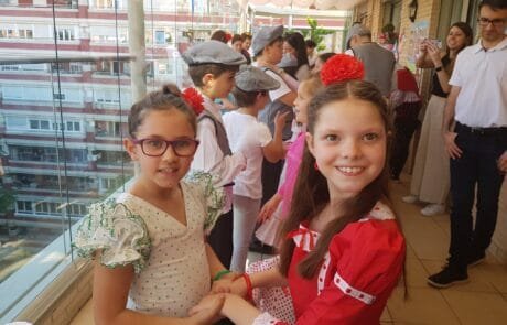 Danse des chulapos sur la terrasse pendant la fête de San Isidro, Carolina en robe rouge.