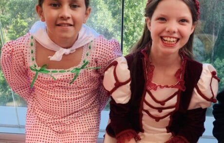 Carolina et son amie Patricia en costume de chulapa pour les fêtes de San Isidro à Madrid.