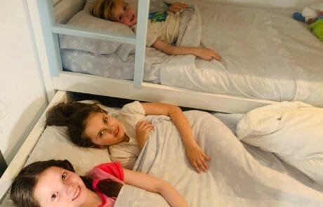 Carolina et ses frères et sœurs à l’heure du coucher, dans les lits superposés de leur chambre.