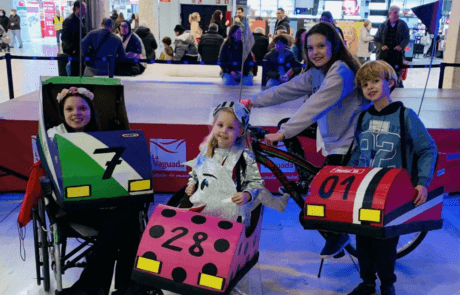 Carolina et ses frères et sœurs avec leurs déguisements d’autos tamponneuses au concours qu’ils ont gagné.