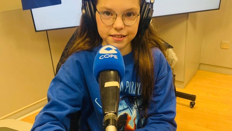 Isabel, casque sur les oreilles et sweat « Carolina Purpurina », parle devant le micro de COPE en studio.