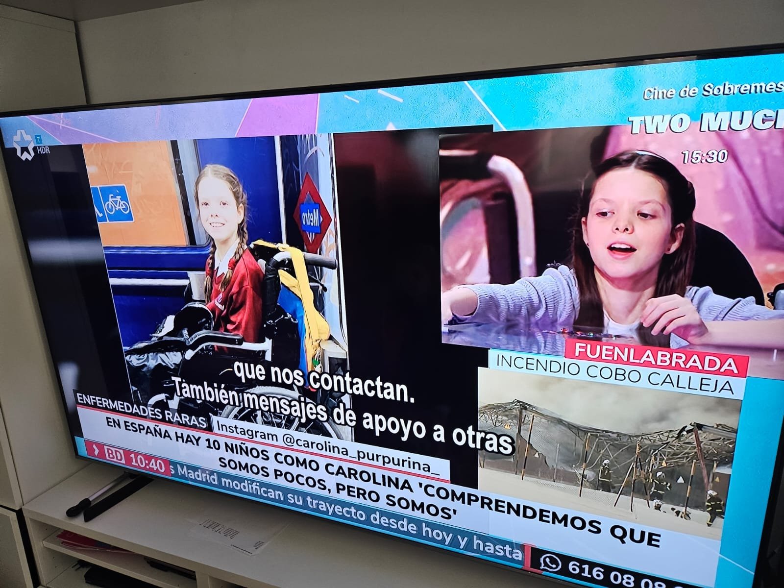 Écran de télévision, journal consacré aux maladies rares : une fille en fauteuil roulant dans le métro et une autre face caméra.