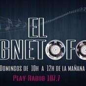 Logo de l’émission « El Magnetofón », avec deux bobines de bande : le dimanche de 10h à 12h sur Play Radio 107.7.