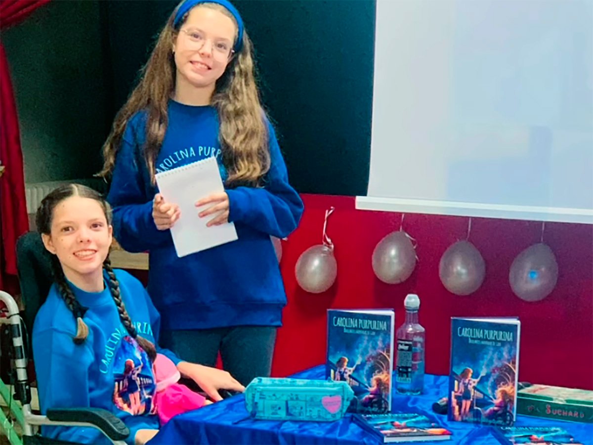 Isabel et Carolina près de la table de livres lors de la rencontre au CEIP Marqués de Valero, à Béjar.