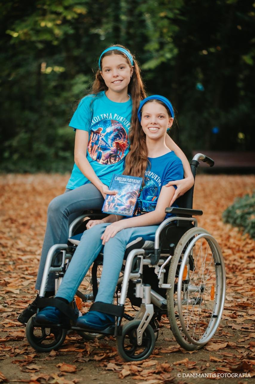 Isabel et Carolina, en t-shirts du livre, posent parmi les feuilles d’automne du Campo Grande.
