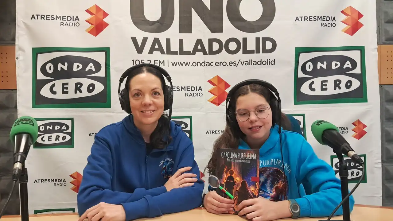 Laura et Isabel, casque sur les oreilles, dans le studio d’Onda Cero Valladolid avec le livre.