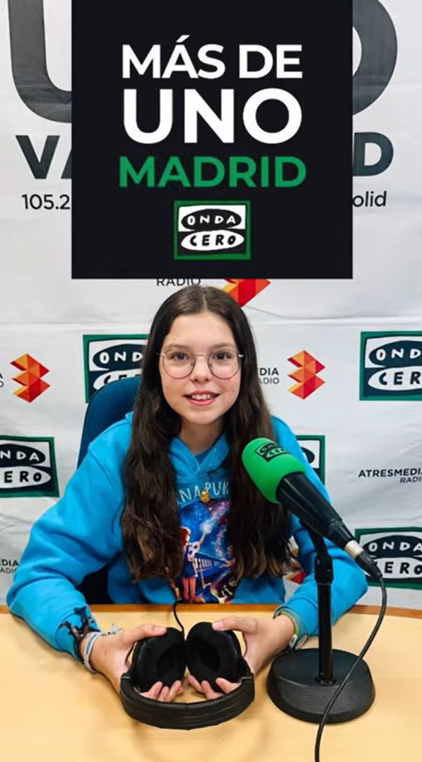 Isabel dans le studio d’Onda Cero, devant le micro de l’émission « Más de uno Madrid ».