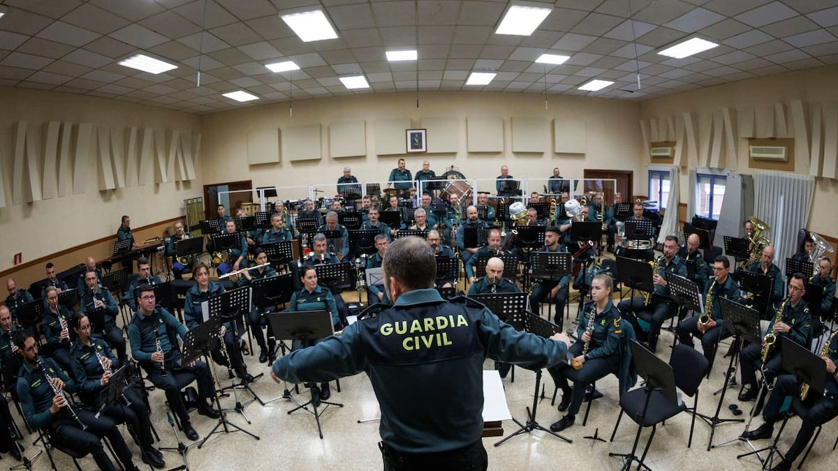 Un chef en veste de la Guardia Civil, de dos, dirige la répétition de la formation qui a donné un concert au profit de l’association.