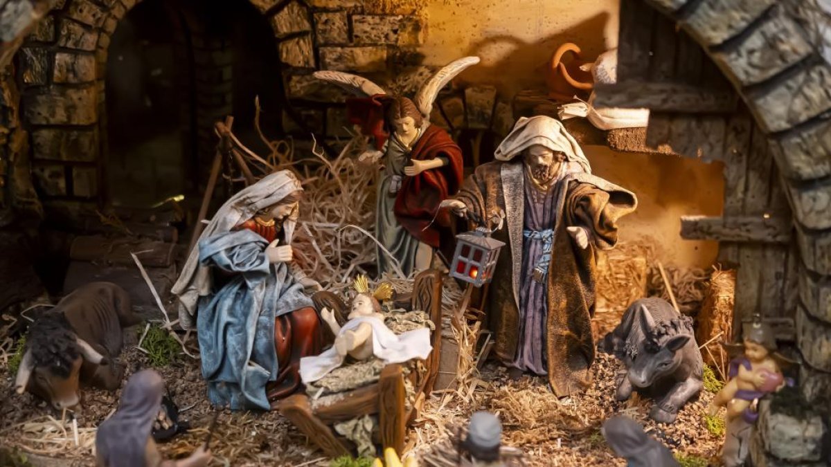 La Nativité de la crèche solidaire de la calle Santiago : la Vierge, saint Joseph avec une lanterne, un ange, l’Enfant, le bœuf et l’âne.