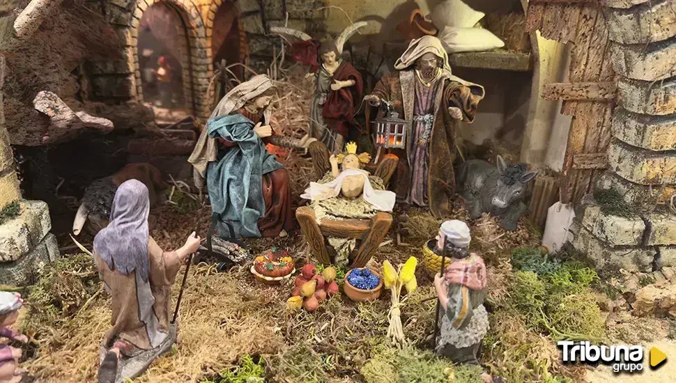 Figurines de la crèche solidaire : la Vierge, saint Joseph avec une lanterne, un ange et l’Enfant dans la mangeoire, un berger au premier plan.