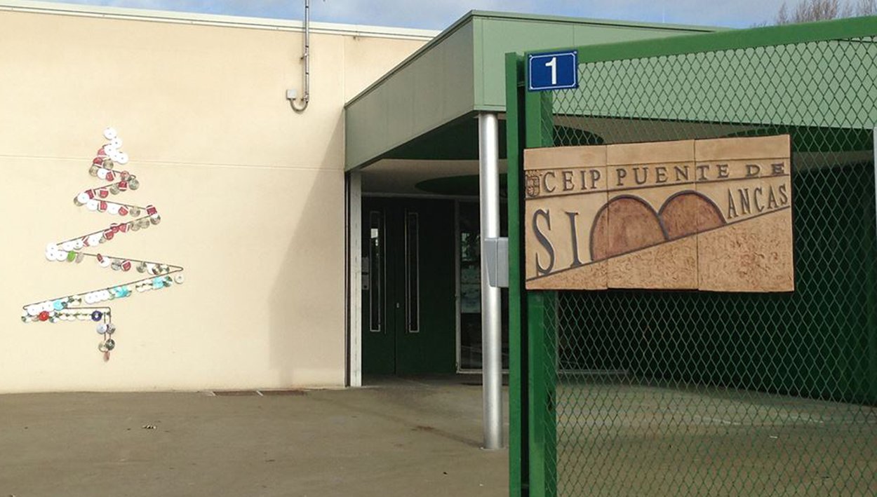 Façade et entrée du CEIP Puente de Simancas, l’école qui organise une course solidaire pour faire connaître la leucodystrophie.